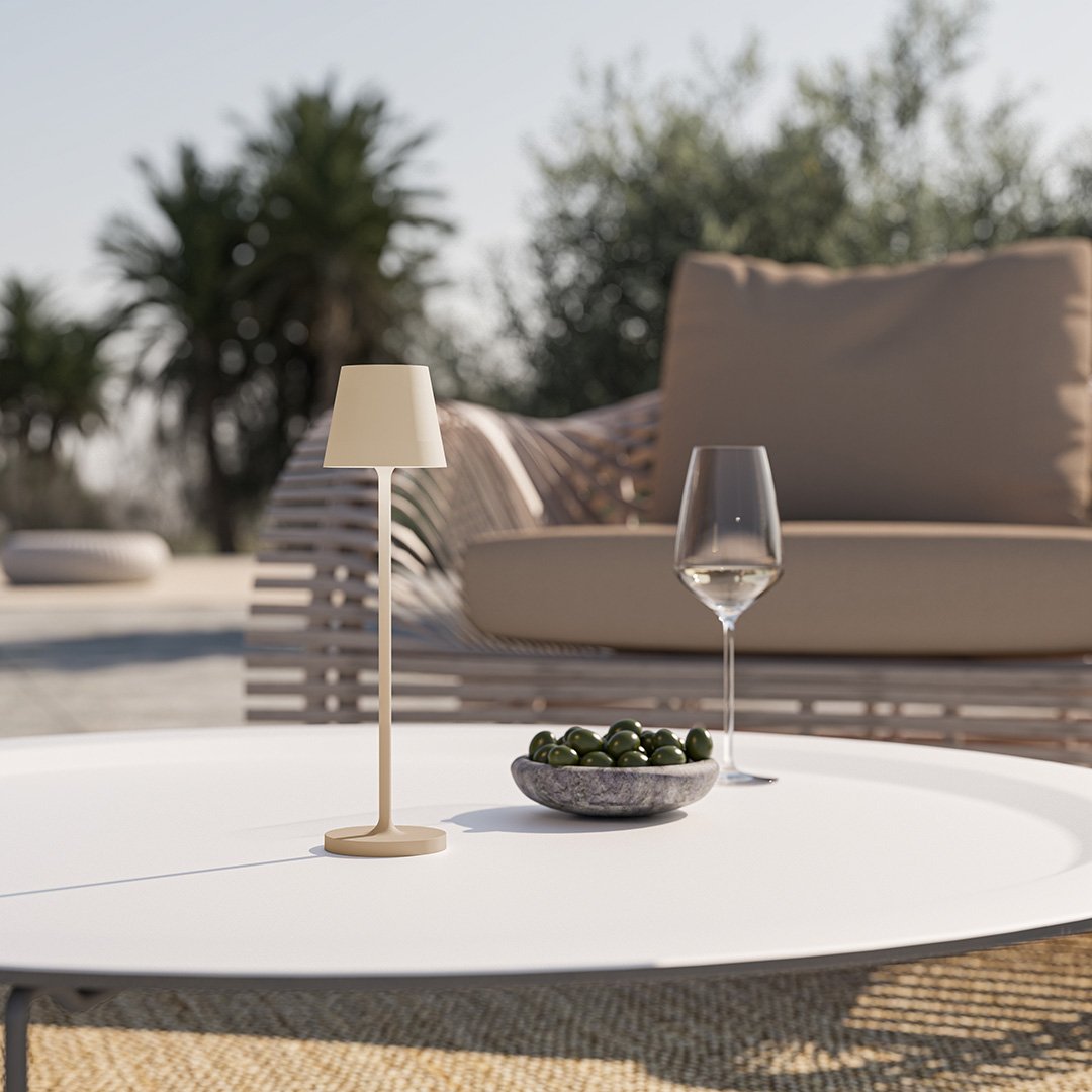 Avenir - Lampada da Tavolo con Paralume Conico in Alluminio